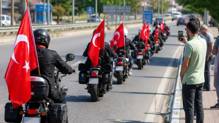Κομοτηνή: Αναστάτωση από ομάδα Τούρκων μοτοσικλετιστών με τουρκικές σημαίες και σήμα «Γκρίζων Λύκων»