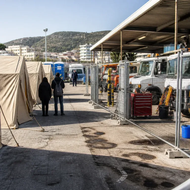 Σκηνές μεταναστών δίπλα σε συνεργείο στην ΑΓΡΕΞ Ιεράπετρας — εργαζόμενοι ζητούν άλλη λύση