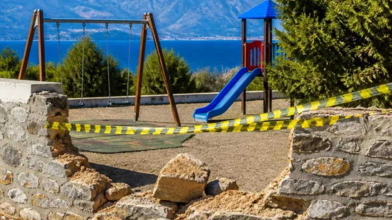 Σάμος: Φθορές στην παιδική χαρά Μυτιληνιών — έκκληση για προστασία της δημόσιας περιουσίας