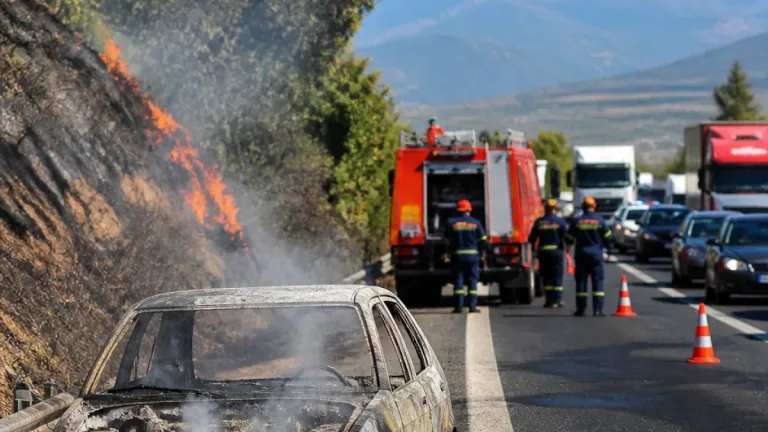 Σχηματάρι: Όχημα τυλίχθηκε στις φλόγες στην Αθηνών–Λαμίας — καταστράφηκε ολοσχερώς