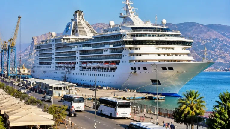 Σούδα: Το «Mein Schiff 5» κατέπλευσε με 2.711 επιβάτες — ένα μεγάλο λιμενικό ραντεβού