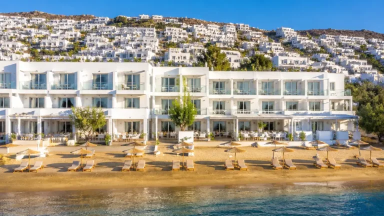 Τήνος: Επανεκκίνηση του Tinos Beach μετά ανακαίνιση — νέο κεφάλαιο για τον τουρισμό