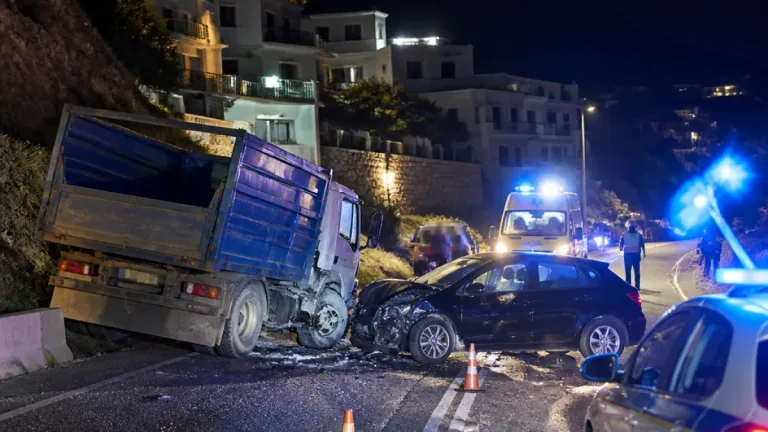 Τροχαίο κοντά στο Μπατσί: πλαγιομετωπική σύγκρουση φορτηγού με ΙΧ χωρίς τραυματισμούς