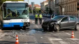 Busz és személyautó ütközött Pécsen a Siklósi út–Táncsics utcai balesetveszélyes csomópontnál
