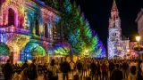 Esténként fényfestés borítja be Debrecen ikonikus helyszíneit a Virágkarnevál alatt