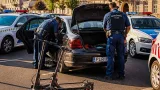 Hatalmas rendőri razzia Hajdúböszörményben: őrizetben hat ember, több drogot és lopott rollert találtak