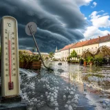 Tetőző hőség és heves zivatarok: helyenként 90–100 km/h-s széllökések és jégeső veszélye