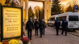 Kecskemét: változó nyitvatartás, behajtási szabályok és ingyenes kisbuszok a temetőben Mindenszentekkor
