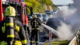 Kigyulladt személyautó az M5-ösön Csengele környékén — a kisteleki tűzoltók oltják a járművet