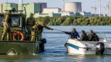 Lerobbant egy miniszterekkel utazó csónak a Dunán, a honvédség mentette ki az utasokat