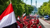Mezőkövesd: pirosba öltözve vonulnak a Videoton szurkolói a vasárnapi meccs előtt
