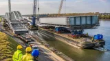 Mohács hídján előretolták a több száz tonnás szerkezetet — a mederhíd már a Duna fölött halad