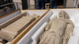 Római kincsre bukkantak a Duna medrében Dunaújvárosnál: közel teljes szobor és oltárkő is előkerült