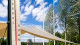 Szeles, napos zárás: 28–30 fokkal és élénk északnyugati széllel búcsúzik a hétvége