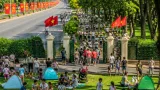 Zászlók, parkok, és családi pihenés: Hanoi ünnepi napja a város üresebb utcáival és zsúfolt zöldterületeivel