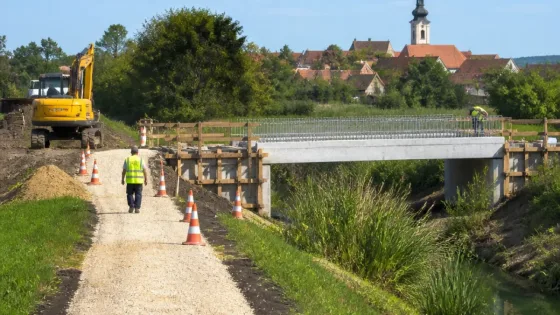 Dombóvár: elkezdődött a kerékpárút második üteme, hidat is építenek a Pálinkaházi-árok fölött