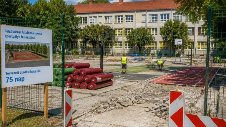75 nap alatt gumiburkolatot és két streetballpályát kap a Felsővárosi általános iskola