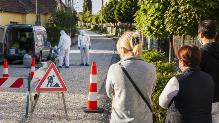 Azbesztgyanú Pécelen: vizsgálatot rendeltek el több murvás útszakaszon