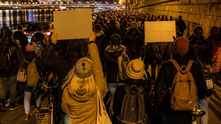 Demonstráció a Szent Gellért rakparton: civilek követelik a régóta ígért kerékpárút megvalósítását