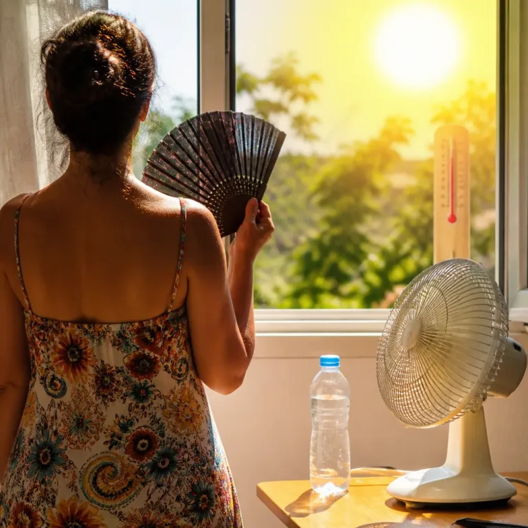 A kánikula felerősíti a menopauzás hőhullámokat — mit tehetnek a nők a tünetek enyhítéséért?
