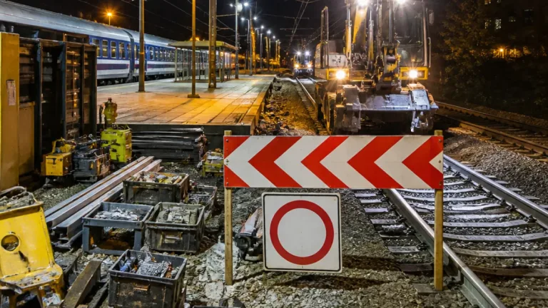 Éjszakai vonatmunkák szeptemberben: több Győr környéki állomást is érint a karbantartás