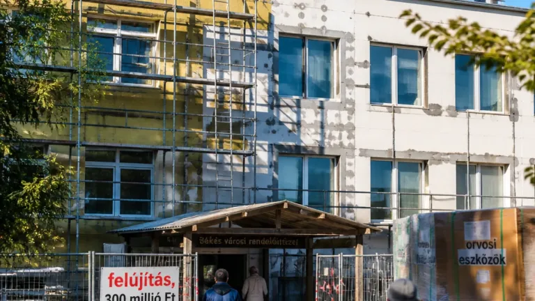 Félidejénél a békési rendelőintézet energetikai és belső felújítása, 300 millió forintból újul meg