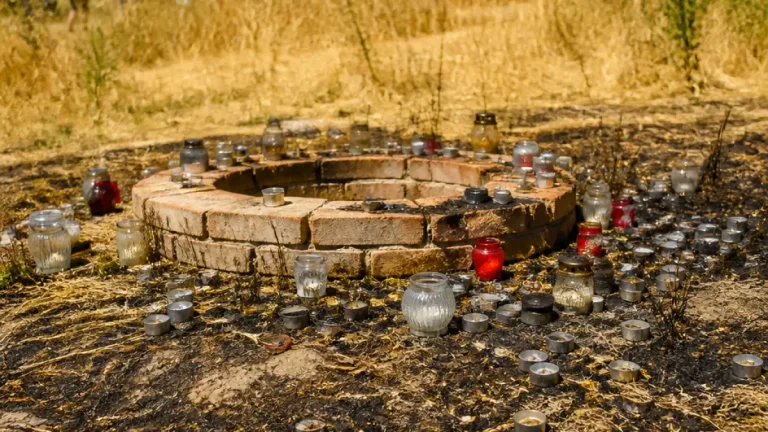 Füstölők és mécsesek hagytak tűzveszélyt Gúth közelében — tiltakoznak a helyiek