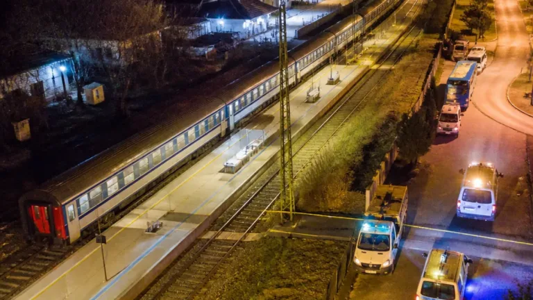 Halálos gázolás Sülysápnál: vonat elé lépett egy ember, súlyos fennakadások a Budapest–Szolnok vonalon