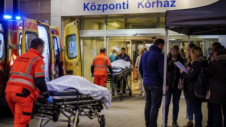 Kilenc sérültet szállítottak Miskolcra az M3-as balesetéből, két beteg életveszélyes állapotban