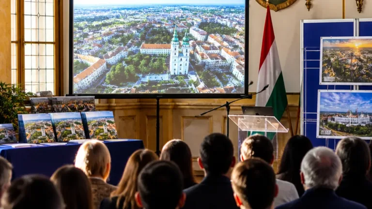 Megújult kötet mutatja be Székesfehérvár legújabb arcát — friss fotókkal a Városházán