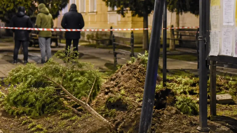 Polgáron éjjel rongáltak, a polgármester közzétette a térfigyelő-felvételeket — jogi és közösségi kérdések merülnek fel