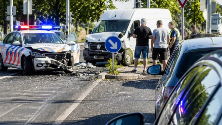 Rendőrautó ütközött Székesfehérváron a 62-es főút és a Mártírok útja kereszteződésében