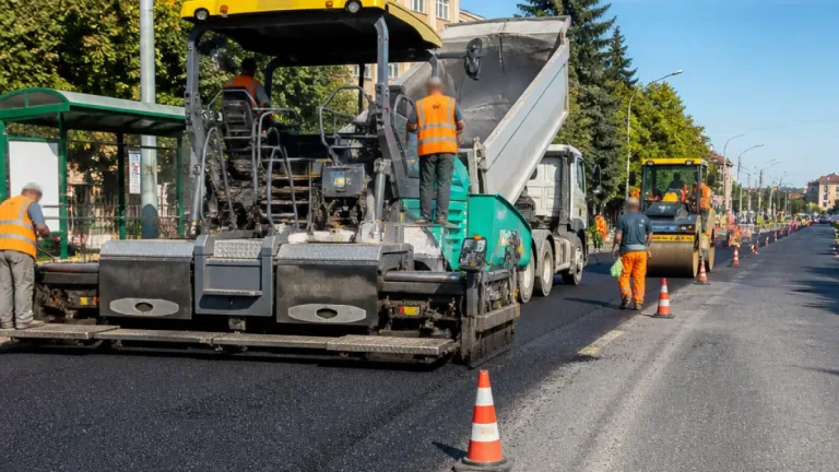 Salgótarján belvárosában aszfaltoznak: változó forgalmi rend a Rákóczi úton