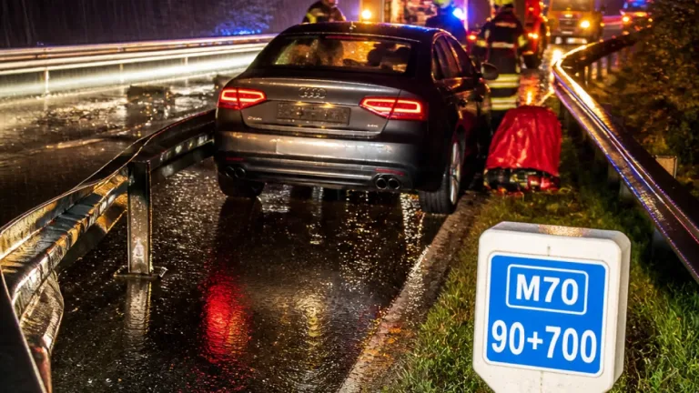 Szakadó esőben csúszott szalagkorlátnak egy Audi az M70-esen, ketten könnyebben megsérültek