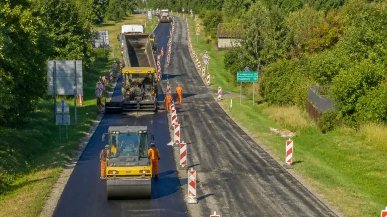 Tizenkét helyszínen zajlanak útfelújítások Zalában a 210 projekt részeként