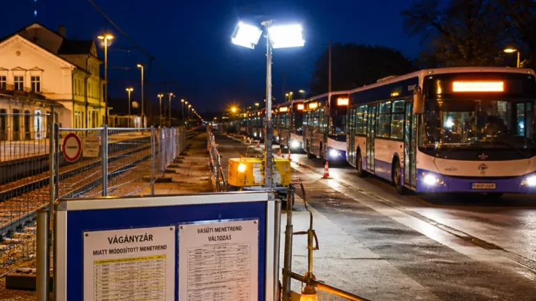 Újabb éjszakai vágányzár a Veszprém–Ajka vonalon: ismét buszokra kell számítani