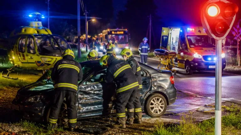 Vonat oldalról ütközött autónak Galgagutánál — egy embert a tűzoltók szabadítottak ki