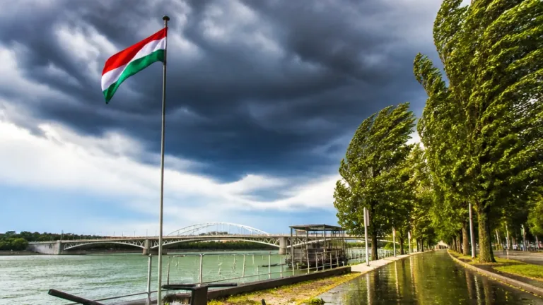 Zivatarveszély és erős széllökések: figyelmeztetést adtak ki Csongrád‑Csanádra
