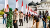 Banda Aceh: TNI dan Pemkot Pasang Kembali Bendera di Masjid Raya Usai Kericuhan