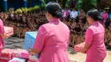 Bhayangkari Sorong Serahkan 193 Bingkisan kepada Siswa SLB di Hari HKGB
