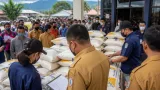 Bitung: Anggota DPR Pantau Penyaluran Beras untuk Warga Girian, Pastikan Tepat Sasaran