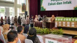 Bukittinggi Salurkan Zakat dan Infak untuk 59 Mustahik serta Korban Gempa NTT