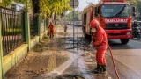 Damkarmat Semprot 46 Titik di Bandar Lampung untuk Singkirkan Debu Vulkanik