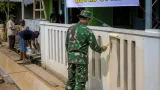 Koramil 01/Dumai Perbaiki Rumah Veteran di Pangkalan Sesai dalam Karya Bhakti HUT TNI