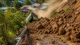 Longsoran Pasca-Gempa M7,7 Ganggu Akses Trans-Flores hingga Maumere