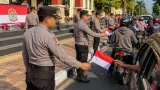 Polres Lampung Selatan Bagikan 210 Bendera untuk Semarakkan HUT ke-81 RI
