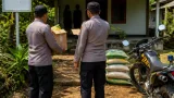 Polsek Cikarang Selatan Salurkan Sembako dan Bantuan Tunai untuk Pasangan Lansia di Sukadami