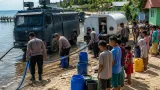 Satbrimob Polda Kaltara Distribusikan Air Bersih ke Warga Pantai Amal, Tarakan