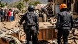 Tim SAR Brimob Polda NTB Turun Bantu Bersihkan Rumah Warga Terdampak Gempa di Bima