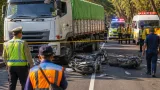 Truk Tronton Oleng dan Terguling di Sidoarjo, Pengemudi Luka Ringan dan Tiang PJU Rusak